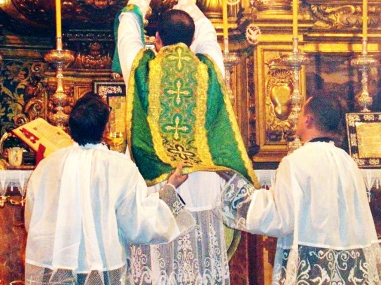 Il Papa frena la Messa in latino - Pastorale LITURGICA