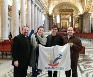 CHIESA E UNIVERSITÀ: CANTIERI DI SPERANZA Convegno a Roma per la Pastorale universitaria nazionale  Un momento di ascolto, confronto e riflessione comune che fa riferimento al Sinodo dei giovani del prossimo ottobre, e all’incontro di Papa Francesco con gli studenti e il mondo accademico bolognese dello scorso 1° ottobre, “nel quale il Pontefice ha espresso l’auspicio che le aule universitarie siano cantieri di speranza”. Così Ernesto Diaco, direttore dell’Ufficio nazionale per l’educazione, la scuola e l’università della CEI, introducendo a Roma i lavori del Convegno nazionale di pastorale universitaria, promosso dallo stesso Ufficio in collaborazione con il Servizio nazionale per la pastorale giovanile. “Vogliamo cercare di costruire o contribuire ad alimentare luoghi – università, cappellanie, collegi – in cui la prospettiva di speranza sia la nostra guida”, spiega Diaco, secondo il quale “non possiamo pensare di costruire la società e di occuparci di educazione dei giovani chiusi ciascuno nel proprio ambito. Occorre una sempre rinnovata alleanza tra Chiesa e università”. Con riferimento alla riunione presinodale in programma a fine mese, il direttore afferma: “Scuola e università verranno probabilmente inserite nell’Instrumentum laboris. Questo è un bel segno. Il nostro obiettivo è che si prenda sempre più coscienza del valore della pastorale universitaria e di questa necessaria alleanza tra università e Chiesa”.   L'ETÀ DELLE SCELTE: ORIENTAMENTO E DISCERNIMENTO IN UNIVERSITÀ  “In una relazione di accompagnamento e di aiuto non bisogna chiedersi che cosa stia chiedendo una persona, ma chi è la persona che abbiamo davanti”, ne è convinto padre Giulio Parnofiello, cappellano dell’Università “Sapienza” di Roma il quale si è soffermato sul discernimento proposto da sant’Ignazio negli Esercizi dopo aver offerto la “fotografia” degli studenti emersa da un questionario somministrato nella cappella de “La Sapienza”. Per gli intervistati, spiega, la scelta universitaria risulta qualcosa di slegato da un progetto di vita più ampio e organico; nelle relazioni con gli altri l’asse centrale resta sempre l’io “perché le relazioni servono a stare bene e a non sentirsi soli” dunque “sono mezzi e non fini”. Oltre alla solitudine, aggiunge, il timore più grande è quello di fallire rispetto alle aspettative nei loro confronti. Dal punto di vista della fede, la maggior parte degli intervistati si dichiara credente ma, precisa il gesuita, rivela “una molteplicità di paradigmi ecclesiologici e di visioni teologiche discordanti” che esprime “la mancanza di un linguaggio comune”. Inoltre, “la sensazione è che la missione della Chiesa sia soprattutto di tipo sociale”. Di qui “il bisogno di senso e di una storia in cui riconoscersi”.  Michele Faldi, dell’Università Cattolica del Sacro Cuore, afferma: “Oggi un giovane che entra in università ha bisogno di essere preso sul serio, di essere aiutato a comprendere ciò che è, ciò che ha davanti, a percepire la complessità dell’ambiente in cui si trova e ad essere realista”, spiega ancora l’esperto. Positivo il giudizio sull’alternanza scuola–lavoro: “Un primo interessante esperimento di orientamento per i giovani, opportunità per sperimentarsi e vedersi in azione acquisendo quelle soft skill che il mondo del lavoro richiede ma non sono oggetto di corsi universitari”. E l’orientamento, assicura, non si esaurisce con l’immatricolazione: “È un cammino che lo studente è chiamato a continuare a compiere durante il percorso universitario e che prosegue anche dopo l’università nell’itinerario verso il mondo del lavoro”.  UNIVERSITÀ CANTIERE DI UN NUOVO UMANESIMO EUROPEO “Il prossimo è l’uomo che incontro, è qualsiasi persona che attraversa la storia delle mie giornate. Importante non è sapere chi egli sia”, ma “avere occhi per vedere”, afferma mons. Nunzio Galantino, segretario generale della Cei, nell’omelia della Messa e “a proposito dei bisogni del prossimo è facile – ansiosi di efficienza come siamo – che dimentichiamo un fatto: il prossimo ha bisogno di ‘condivisione’, non solo di un servizio – osserva -. Con un’immagine figurata, possiamo dire che l’affamato non ha bisogno solo di un piatto di minestra, ma anche di un posto a tavola”. Per Galantino, “le nostre comunità se non si pongono in ascolto della Parola corrono un grave rischio: quello di essere tutte proiettate verso le urgenze, verso le emergenze e verso i bisogni, e meno attente alla fraternità, alle persone e alla condivisione. Corrono il rischio di essere comunità che vivono di molte iniziative, ma di poche relazioni”. Nel sottolineare che la Chiesa è “consapevole della rilevanza che il mondo universitario ha nella formazione delle giovani generazioni e per lo sviluppo del Paese”, il segretario CEI sottolinea il ruolo della pastorale universitaria di “antidoto contro la spersonalizzazione dei processi formativi”. Di qui la convinzione di Galantino che “anche nel particolare contesto della formazione terziaria, si possa studiare – e realizzare – una nuova ‘alleanza’ tra l’Università, la Chiesa e la società nel suo insieme”. Un dialogo che “deve crescere e strutturarsi, anche mediante espliciti accordi, collaborazioni specifiche e occasioni periodiche di incontro”. Per questo occorre “trovare insieme le forme più adatte di questo rapporto, a tutti i livelli: oltre a metterci in grado di rispondere meglio alla missione specifica di ciascuno, sarà il segno che vogliamo farci carico insieme di quel ‘diritto alla speranza’ di cui parla il Papa e che i giovani ci chiedono sia loro riconosciuto sia a parole sia con i fatti”.  Rispetto alla proposta, lanciata dai promotori dell’incontro alla fine dei lavori, di un Manifesto “Chiesa e Università cantieri di speranza” che possa costituire un punto di partenza per gli altri atenei del Paese, Galantino ha detto: “Mi auguro che si possa andare avanti e vi assicuro che come Chiesa italiana ci siamo”. “Si tratta di individuare dieci punti sui quali far convergere e impegnare atenei e collegi universitari.