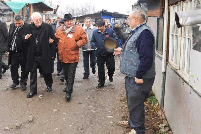 Interventi nei campi rom: appello di mons. Nosiglia