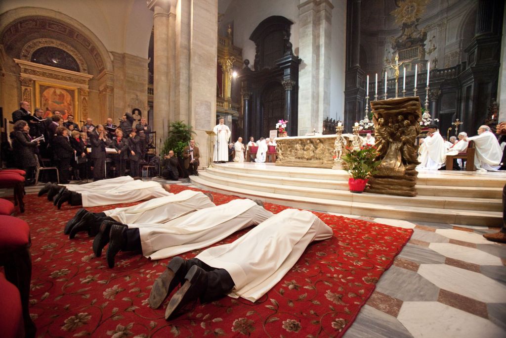 Mons. Repole ordina tre nuovi diaconi permanenti: le due diocesi in festa