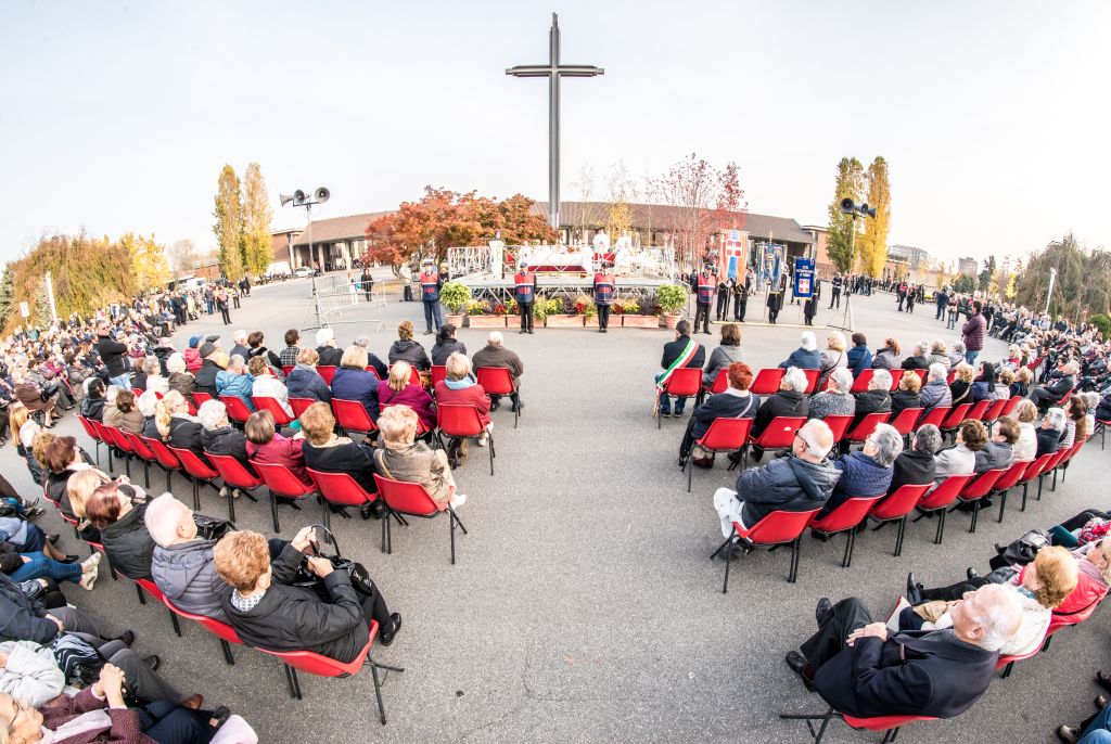 Mons. Nosiglia presiede la S. Messa al Cimitero Parco di Torino per la festa di Ognissanti (1 novembre 2017)