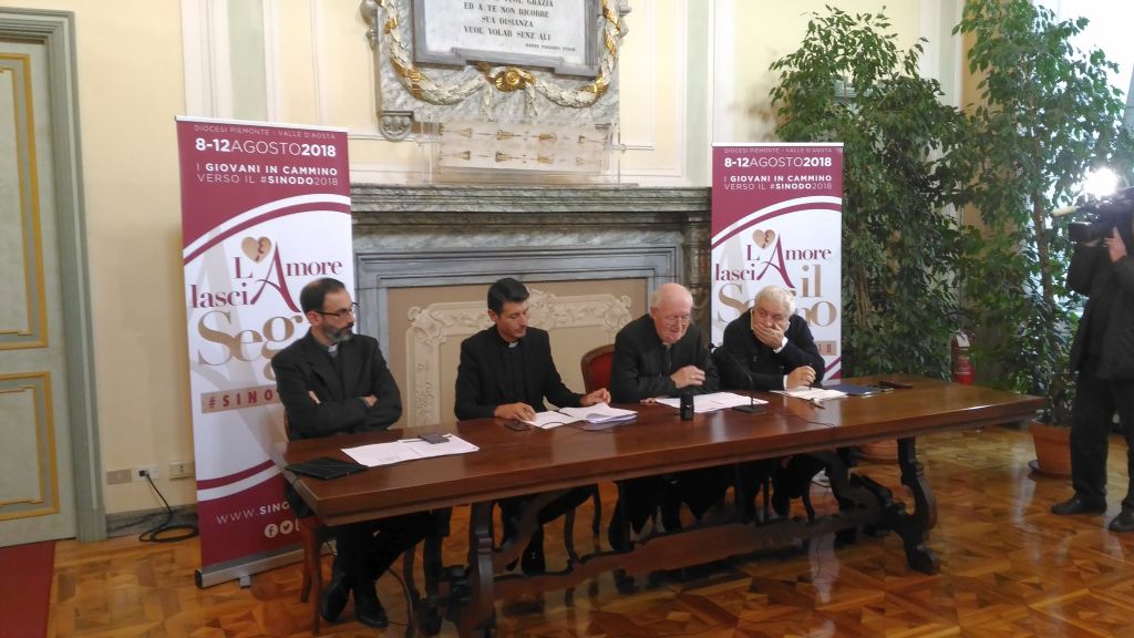 Giovani davanti alla Sindone a pregare per il Sinodo 2018 - conferenza stampa