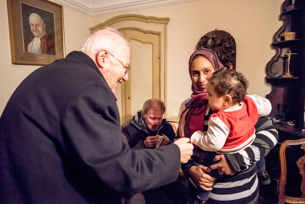 Mons. Nosiglia visita una famiglia di profughi ospite alla casa di accoglienza di Rivoli, dicembre 2016 (foto: Massimo Masone)
