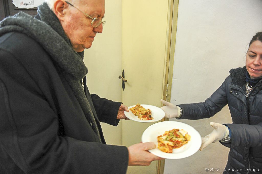 Mons. Nosiglia presta servizio al pranzo per i poveri organizzato da S. Egidio, Torino 25 dicembre 2017