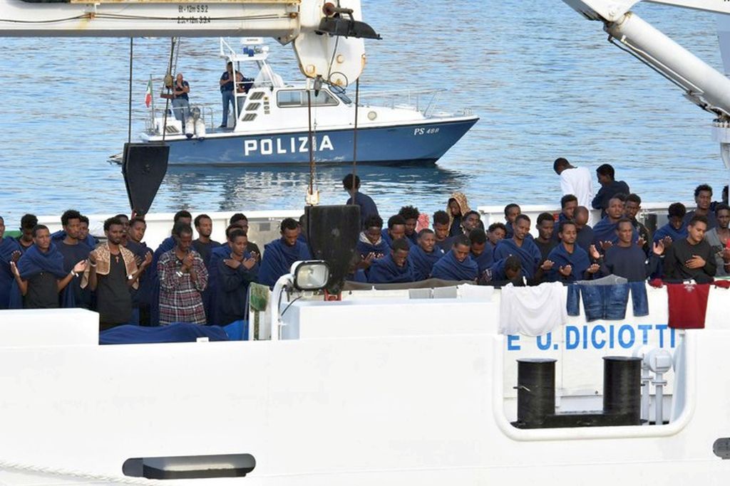 Mons. Nosiglia su immigrati della nave Diciotti: la solidarietà è una “foresta che cresce”