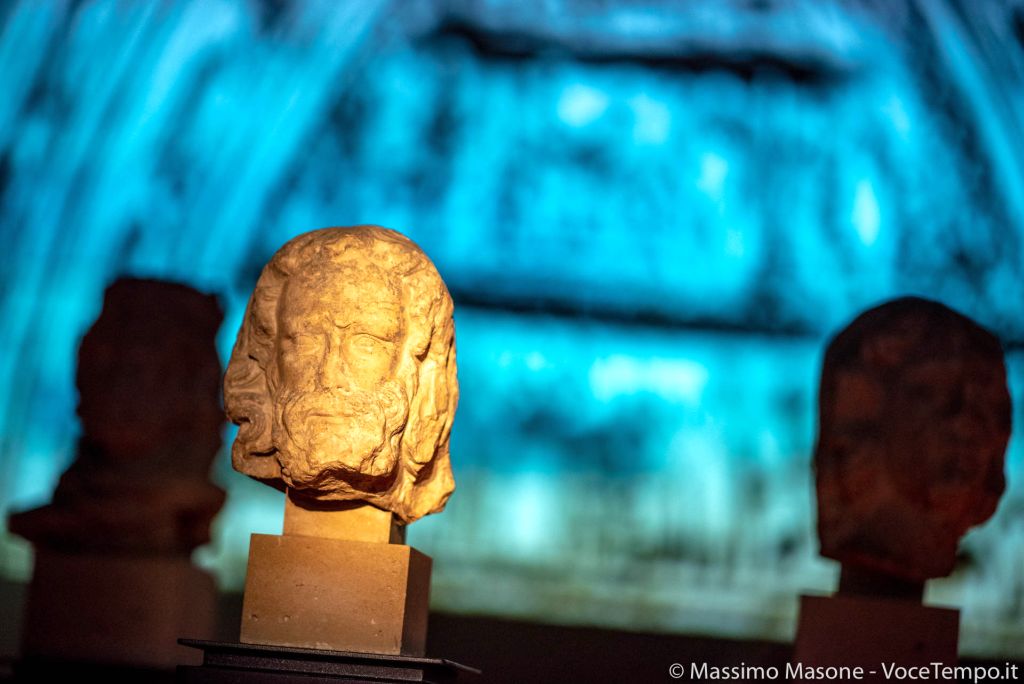 Le teste delle statue della cattedrale di Notre Dame esposte a Palazzo Madama a Torino, aprile 2019