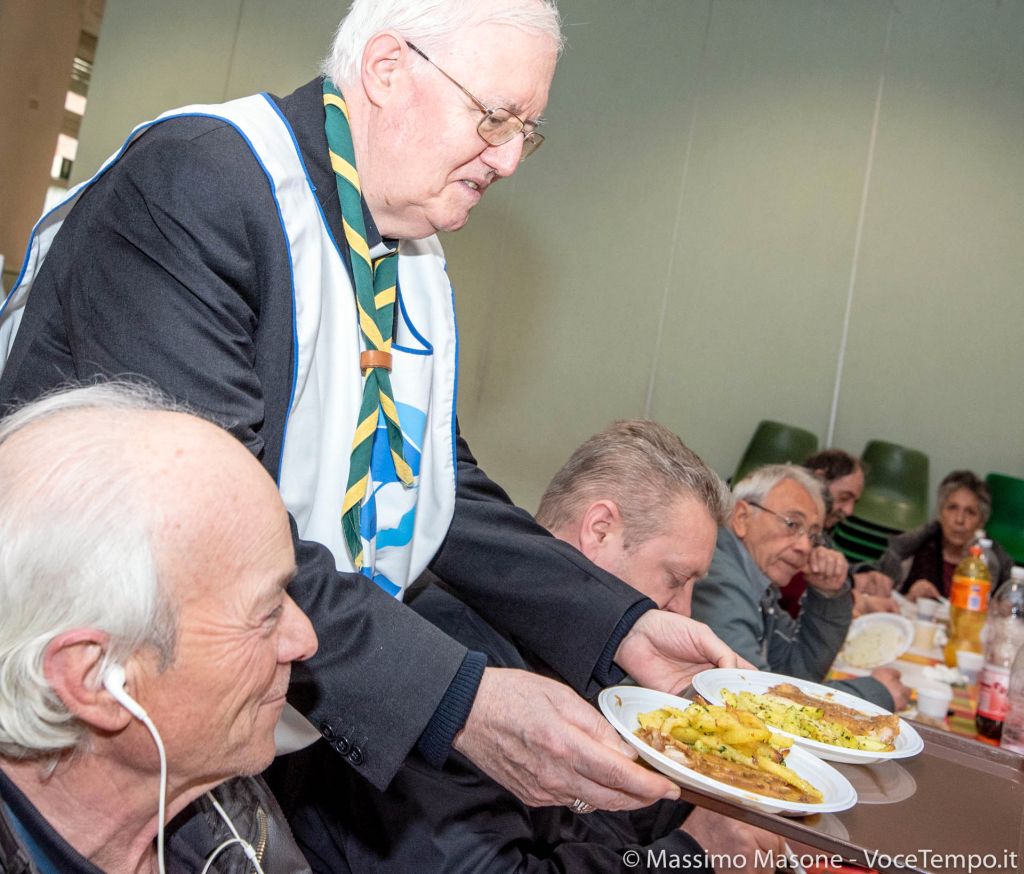 Mons. Nosiglia serve il pranzo con i volontari alla mensa festiva di via Cumiana – Torino 7 aprile 2019