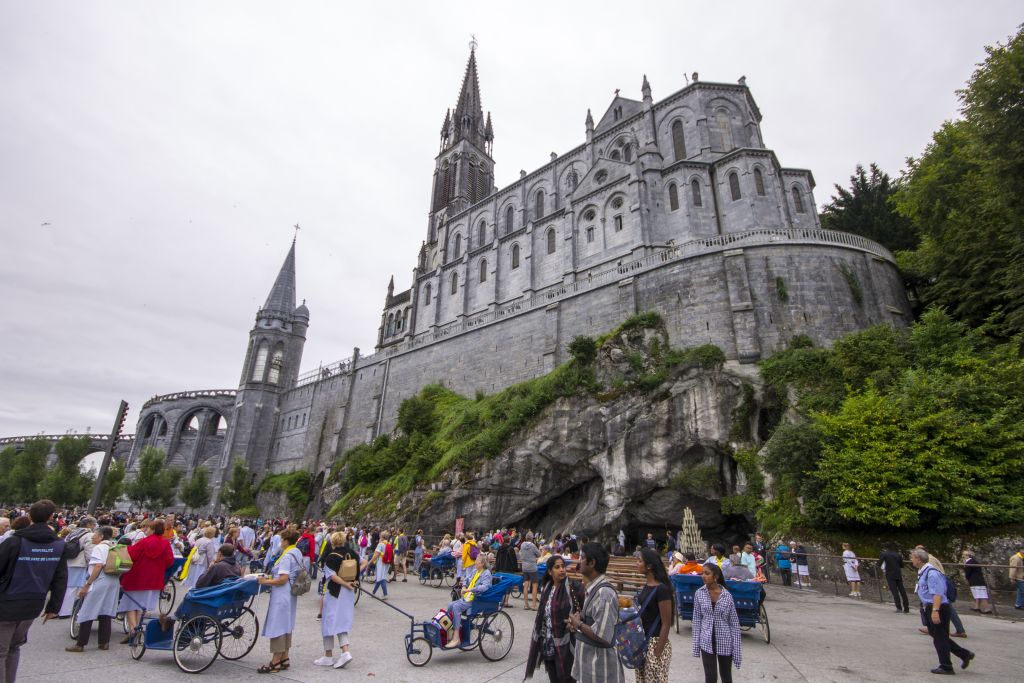 Pellegrinaggio diocesano a Lourdes guidato da mons. Nosiglia