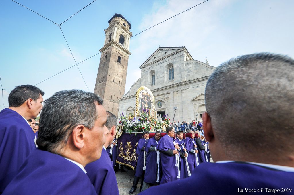 Celebrazione in Duomo per il ＂Sen͂or de los Milagros＂, la festa della comunità peruviana – Torino 13 ottobre 2019