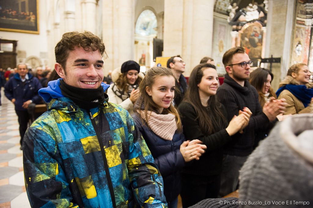 Diocesi Torino: gruppo di ragazzi a messa