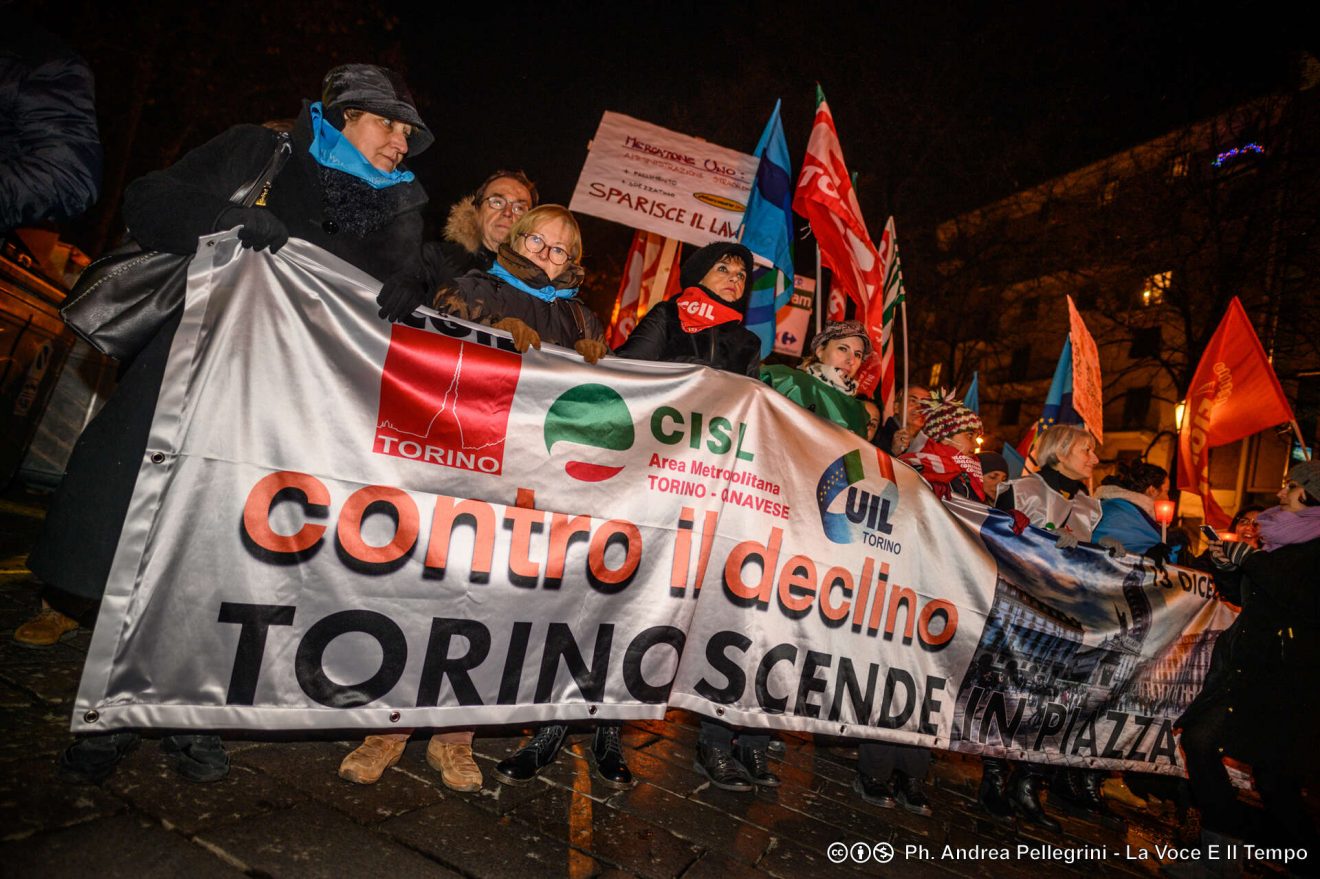 La fiaccolata per il lavoro organizzata a Torino da Cisl, Cgil, Uil venerdì 13 dicembre 2019
