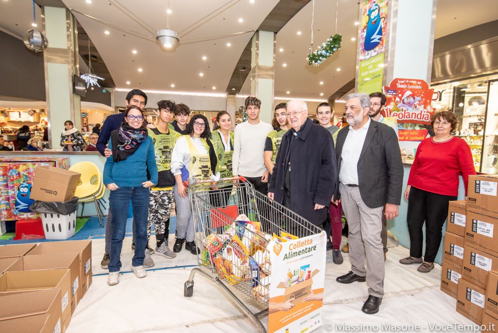 Diocesi Torino: mons. Nosiglia con i volontari della Colletta del Banco Alimentare a Torino, 30 novembre 2019