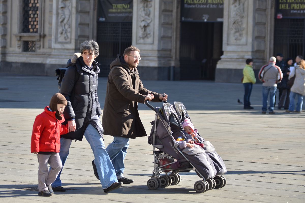 Diocesi Torino: famiglia a passeggio per Torino