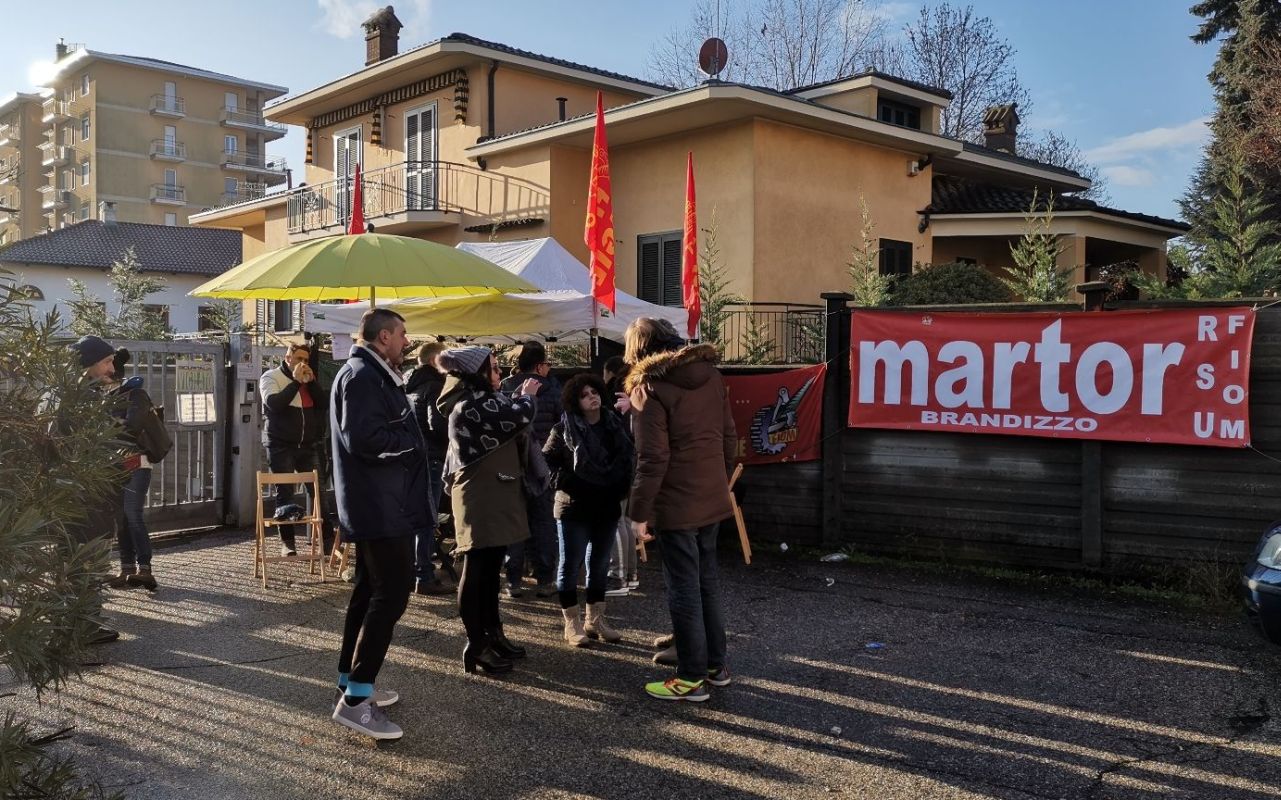 Diocesi Torino: protesta degli operai davanti alla Martor di Brandizzo