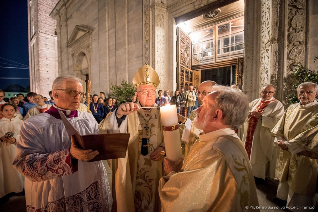 Diocesi di Torino: l'Arcivescovo davanti al Duomo nella Veglia pasquale 2019