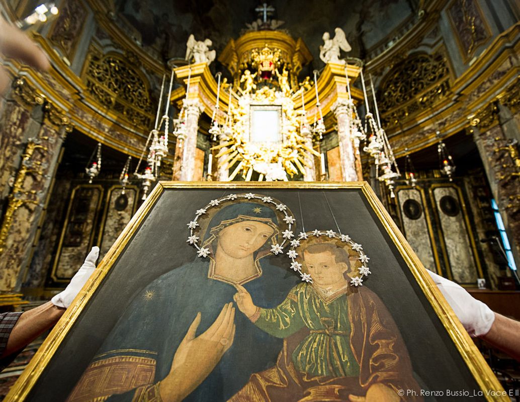 Mons. Nosiglia alla Consolata per la supplica a Maria Santissima