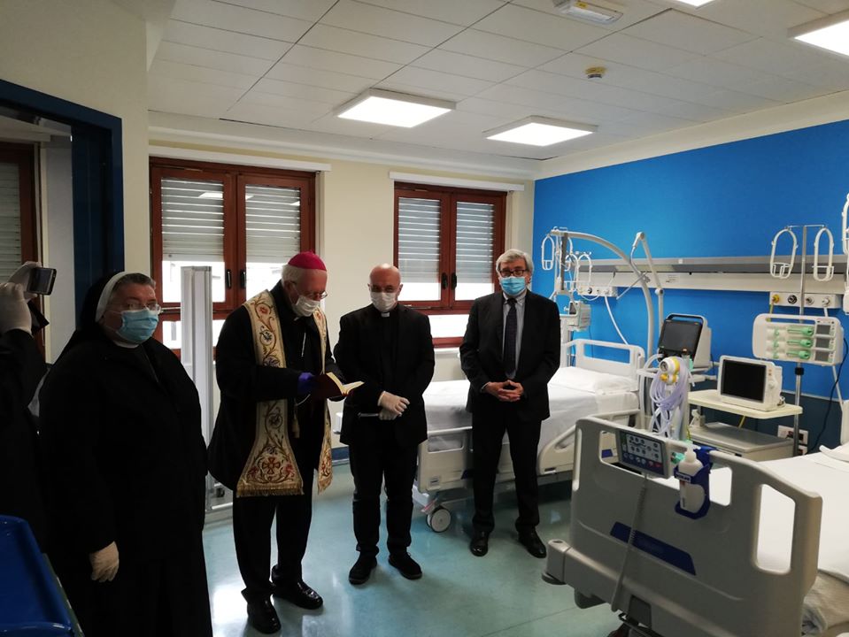 Mons. Nosiglia benedice nuovo reparto di terapia intensiva e sub-intensiva per malati #covid19 all’Ospedale Cottolengo di Torino
