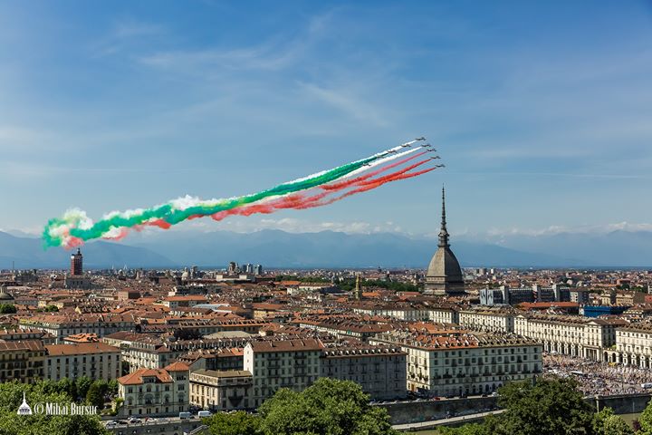 Le Frecce tricolore dell'Aeronautica italiana sul cielo di Torino in omaggio alle vittime di covid, 25 maggio 2020