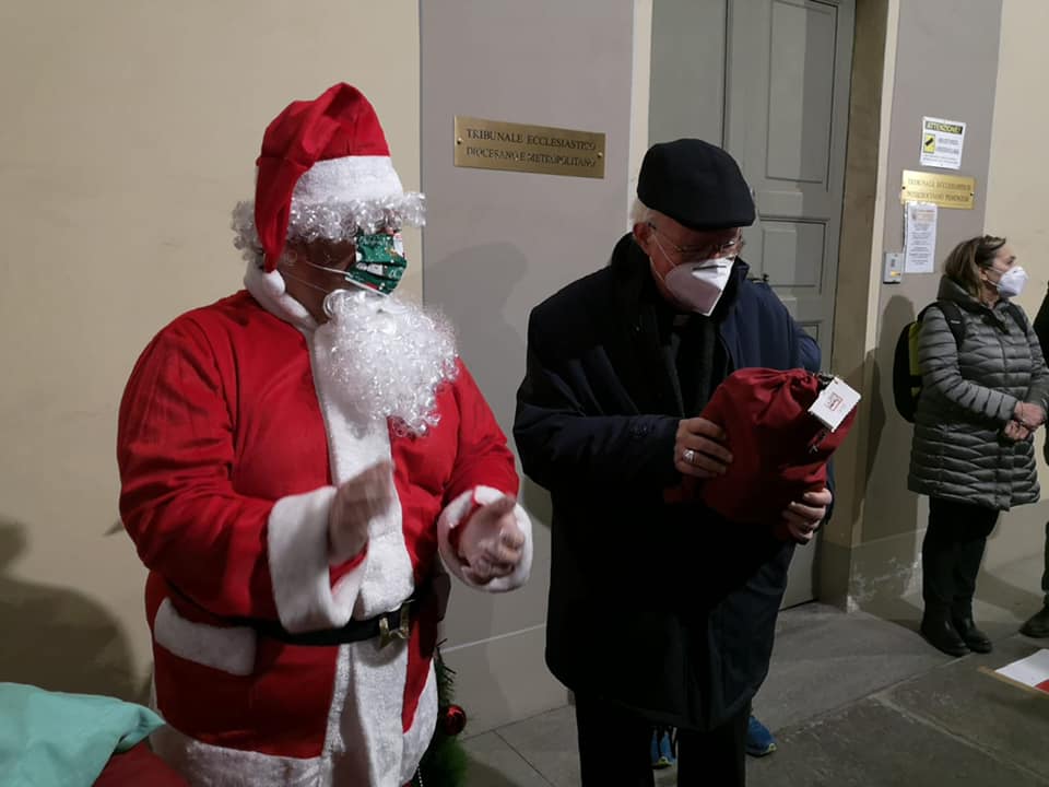 Mons. Nosiglia in Arcivescovado distribuisce pacchi dono ai bisognosi - Torino, 24 dicembre 2020
