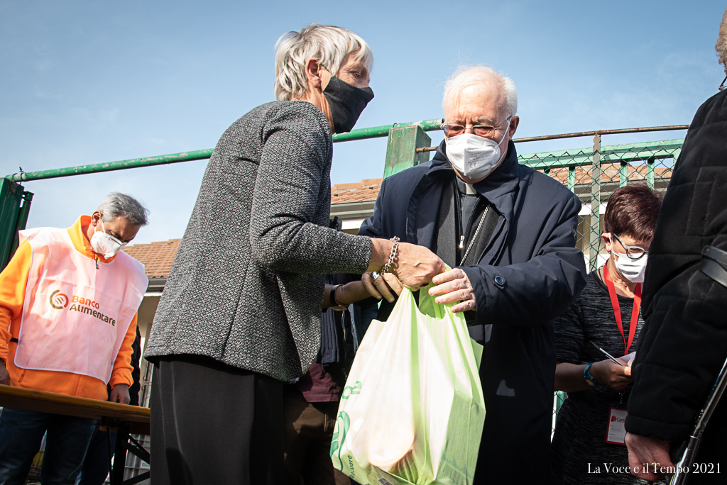 Mons. Nosiglia inizia la festa patronale distribuendo alimenti a chi è in difficoltà