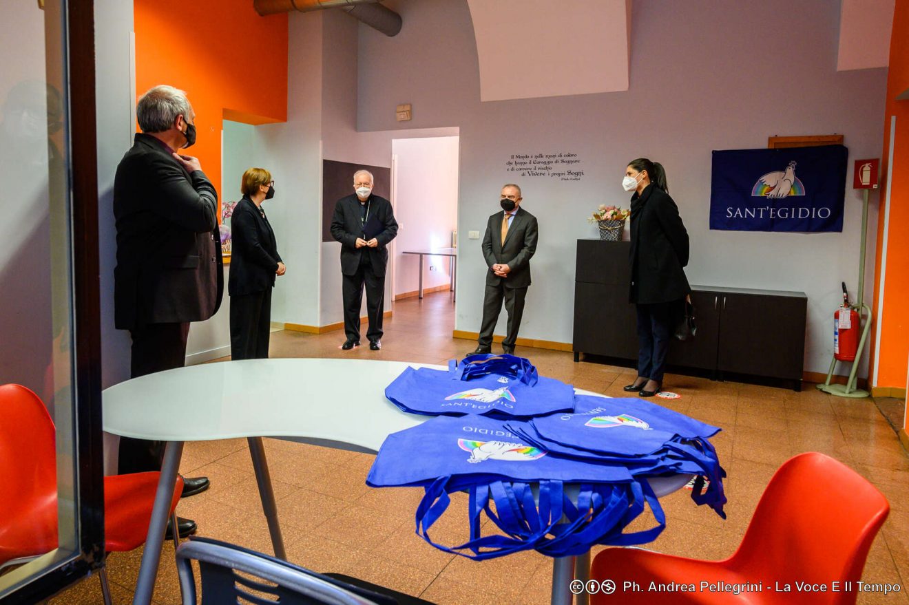 Mons. Nosiglia benedice nuovi locali de “La Sosta”, centro diurno per persone senza dimora
