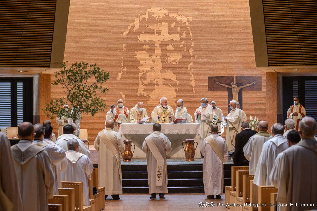 Mons. Nosiglia presiede la Messa del Crisma al Santo Volto il Giovedì Santo 1 aprile 2021