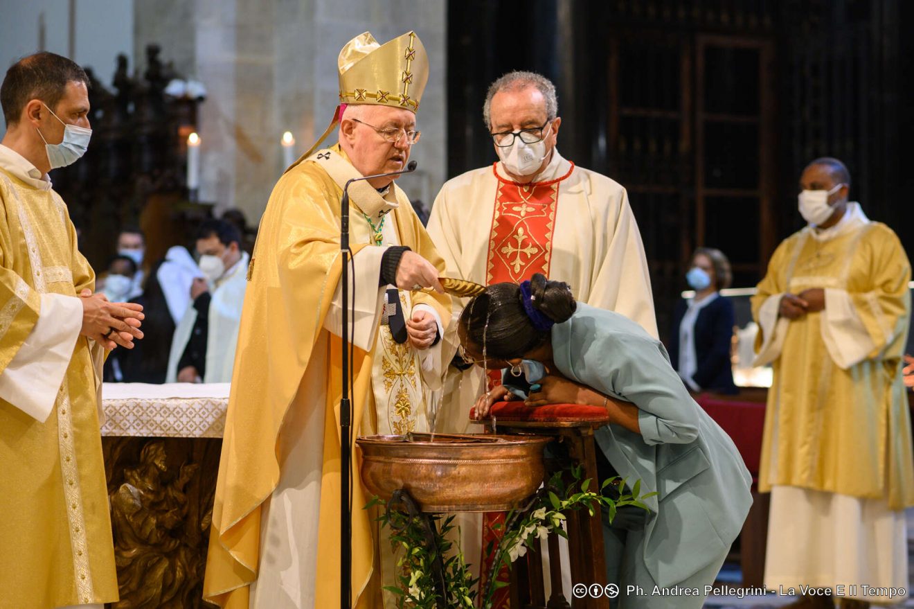 Veglia pasquale in Duomo con i catecumeni presieduta da mons. Nosiglia - 3 aprile 2021