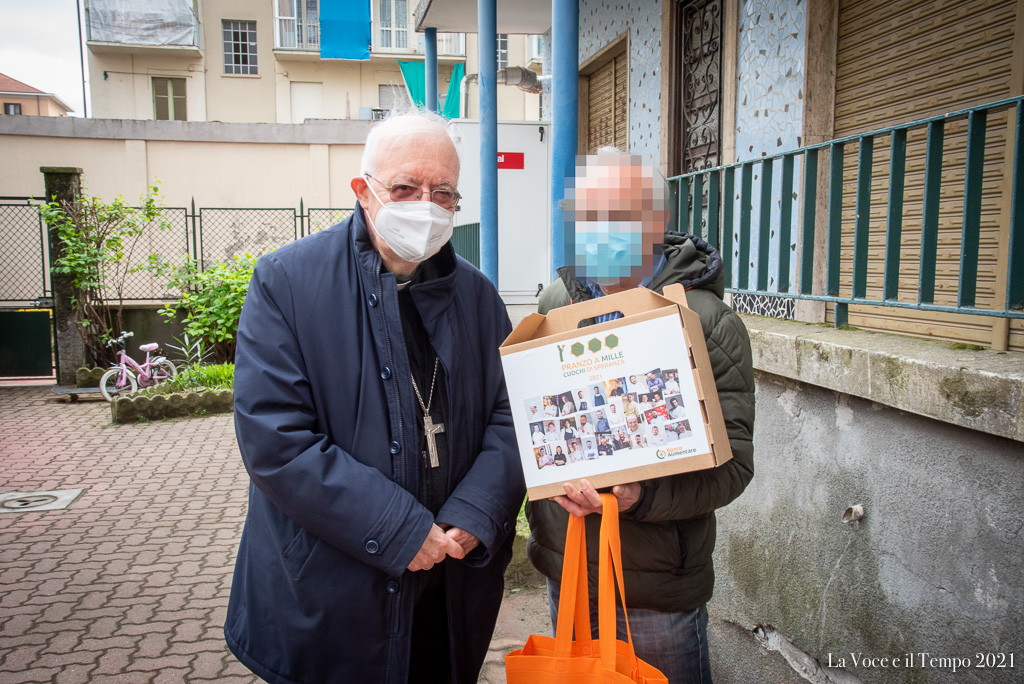 Mons. Nosiglia distribuisce pacchi viveri nell'ambito dell'iniziativa ＂Pranzo a Mille＂, Torino 11 aprile 2021