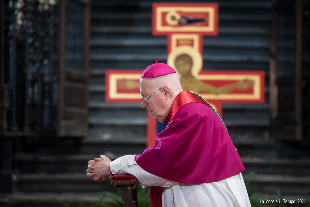 Preghiera davanti alla Sindone nel Duomo di Torino il Sabato Santo 3 aprile 2021