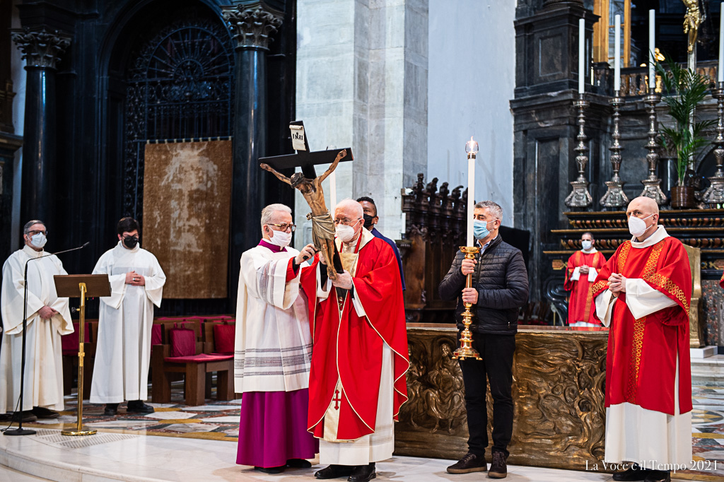 Mons. Nosiglia celebra la Passione in Duomo a Torino il Venerdì Santo 2 aprile 2021