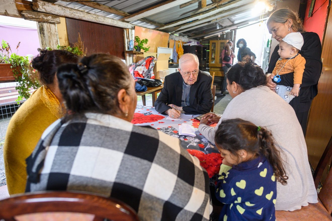 Mons. Nosiglia in visita a un campo Rom per il 50° dell'associazione Aizo, Torino 13 luglio 2021
