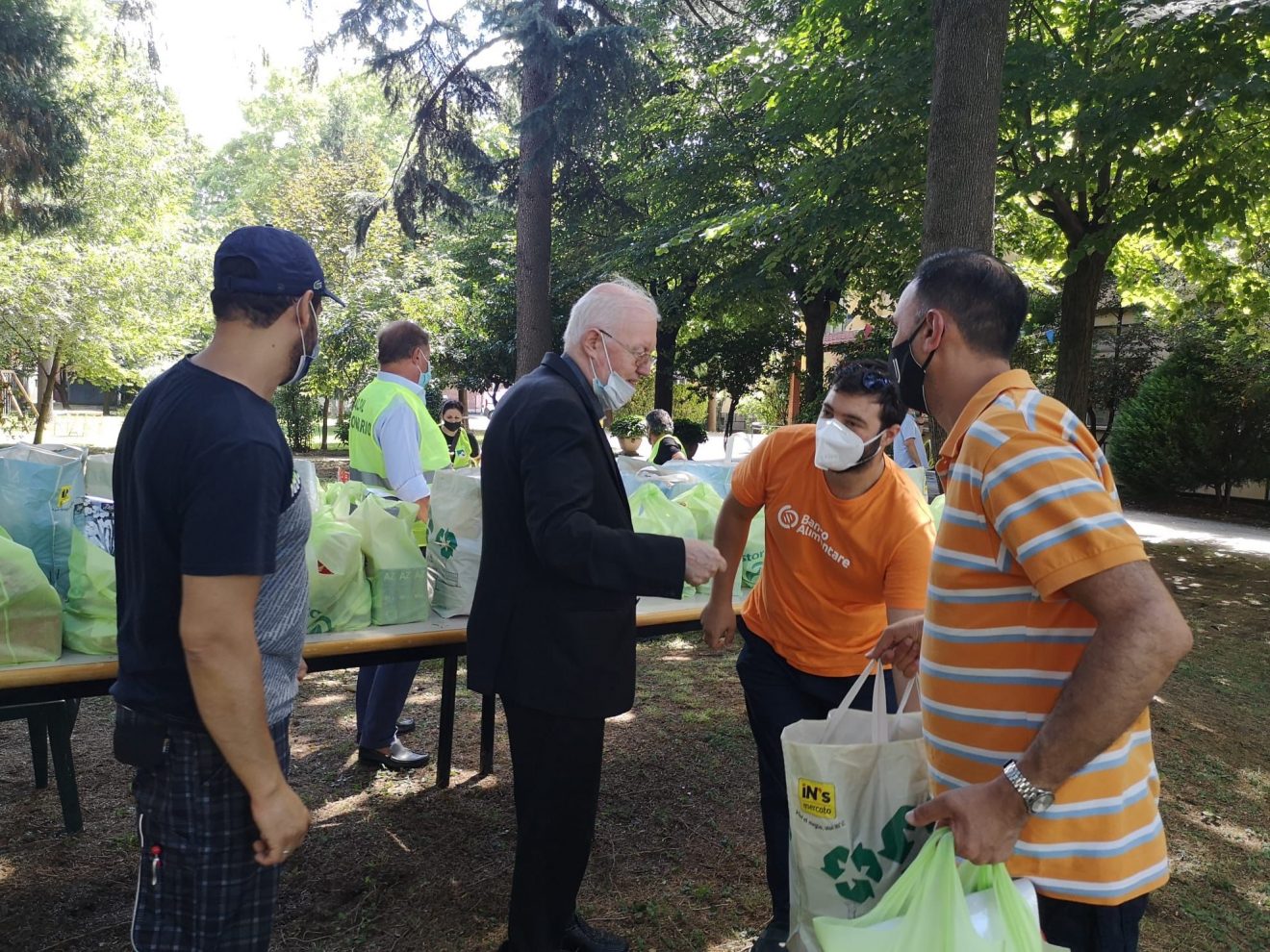 Mons. Nosiglia partecipa a distribuzione di alimenti a gruppo di cassaintegrati ex Embraco, Torino 14 luglio 2021