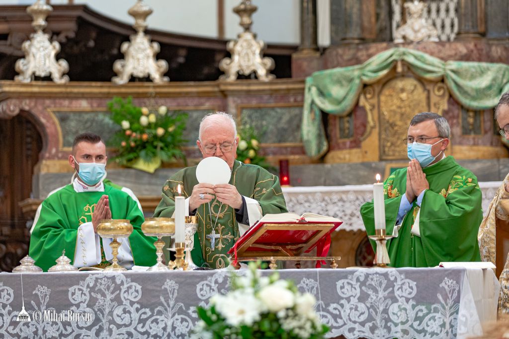 Mons. Nosiglia concelebra con il nuovo cappellano della comunità cattolica rumena di Torino, 26 settembre 2021