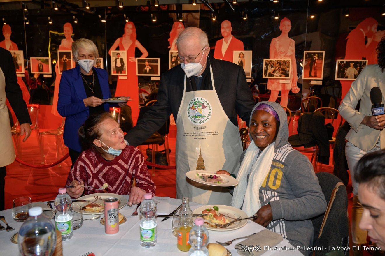 Mons. Nosiglia insieme ad altre personalità alla Mole per la cena di Natale per 80 poveri