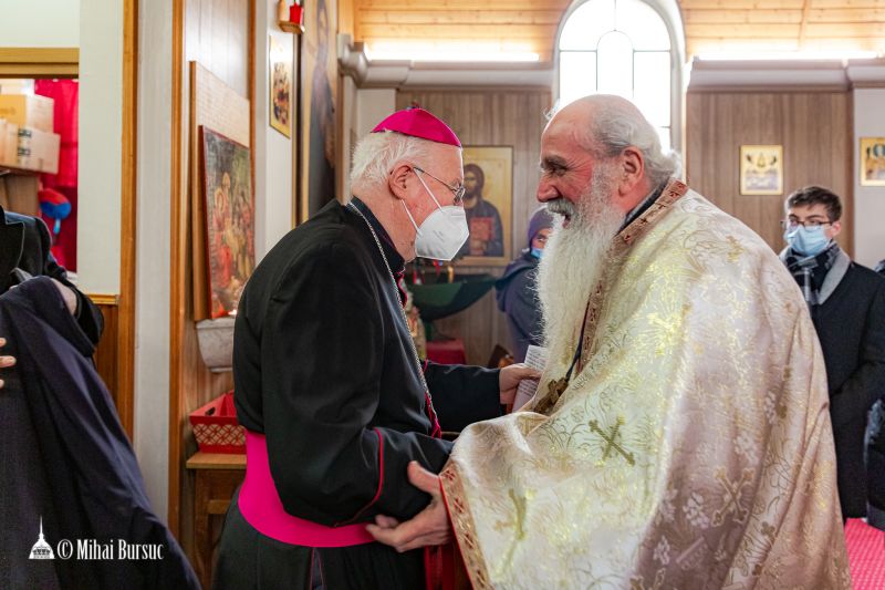 Mons. Cesare Nosiglia porta auguri natalizi alla comunità romena ortodossa, Torino 26 dicembre 2021
