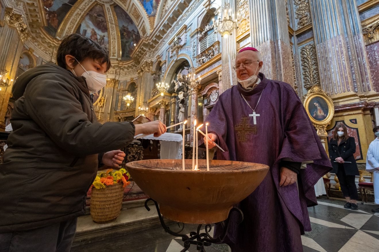 Mons. Nosiglia celebra Messa in suffragio dei senza dimora defunti, Torino 6 marzo 2022 (foto: Renzo Bussio_LaVoceEilTempo)