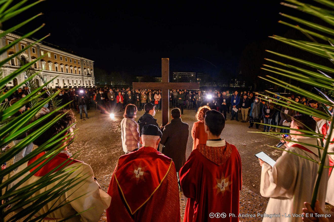 La Via Crucis dei giovani ai Giardini Reali, Torino 8 aprile 2022 (foto: Andrea Pellegrini_LaVoceEilTempo)