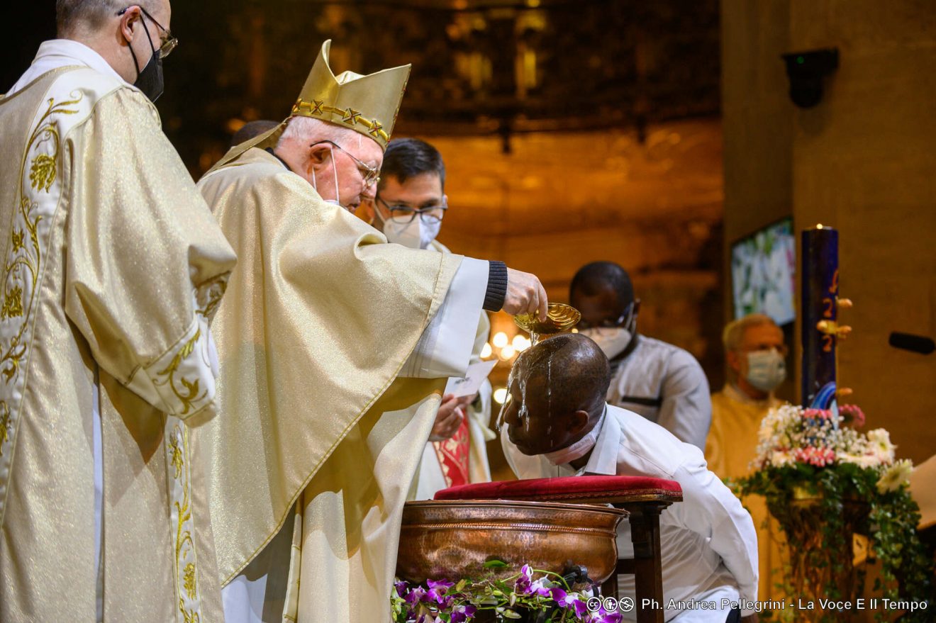 Mons. Nosiglia in Duomo presiede la Veglia pasquale con i catecumeni, Torino 16 aprile 2022 (foto: Andrea Pellegrini - Renzo Bussio)_