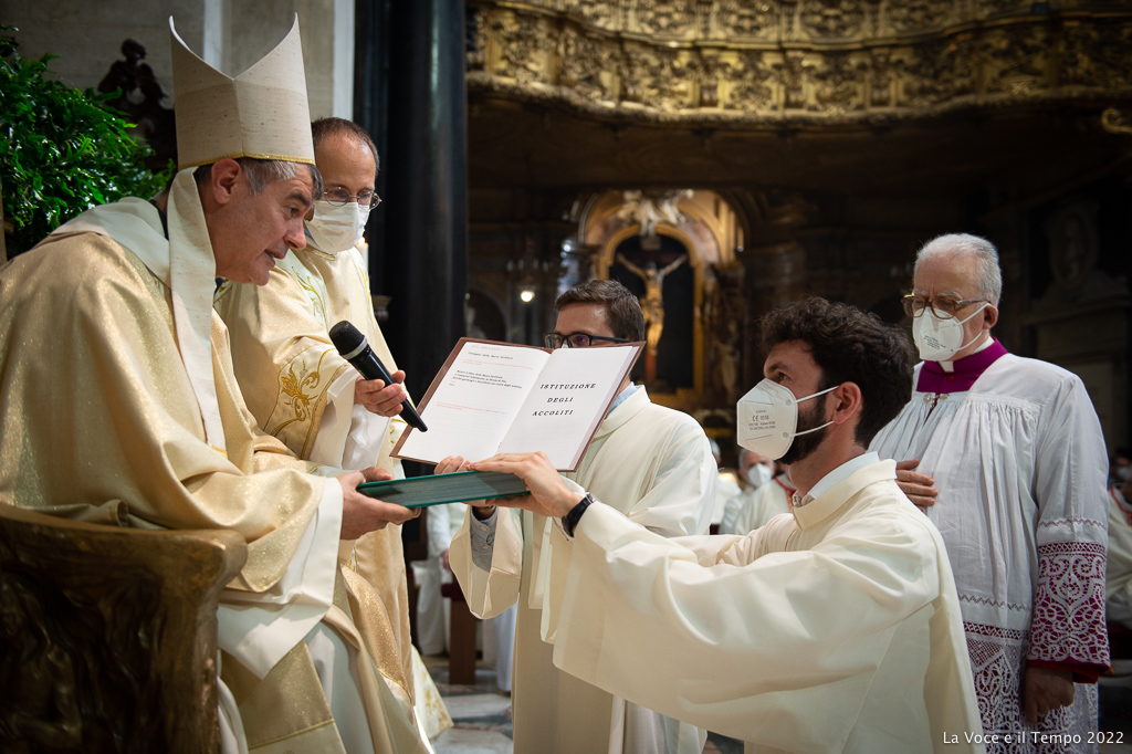 Mons. Repole in Duomo a Torino amministra i ministeri del lettorato e dell'accolitato - 22 maggio 2022 (foto: Renzo Bussio)