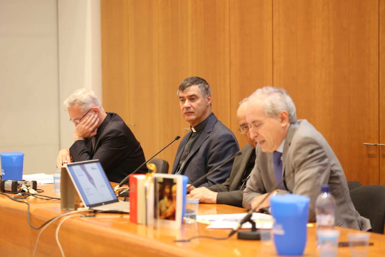Mons. Repole partecipa alla tavola rotonda per i 60 anni delle Edizioni Dehoniane di Bologna, Salone Libro Torino 21 maggio 2022 (foto: Cretella)