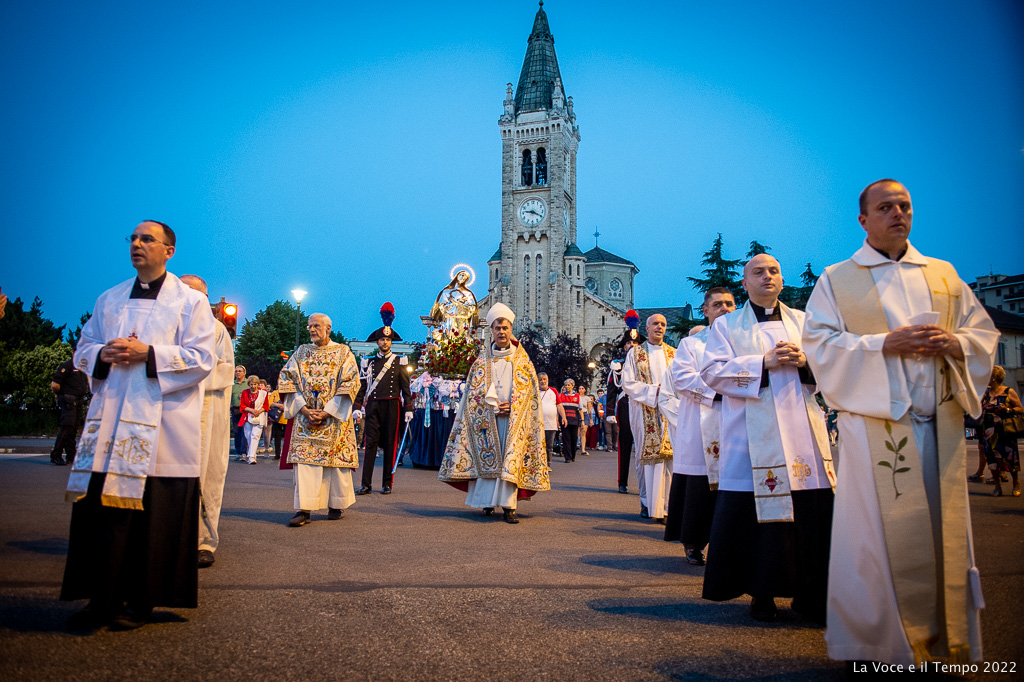 Mons. Repole guida la processione per la festa di Santa Rita nell'omonimo quartiere di Torino, 21 maggio 2022 (foto: Renzo Bussio)