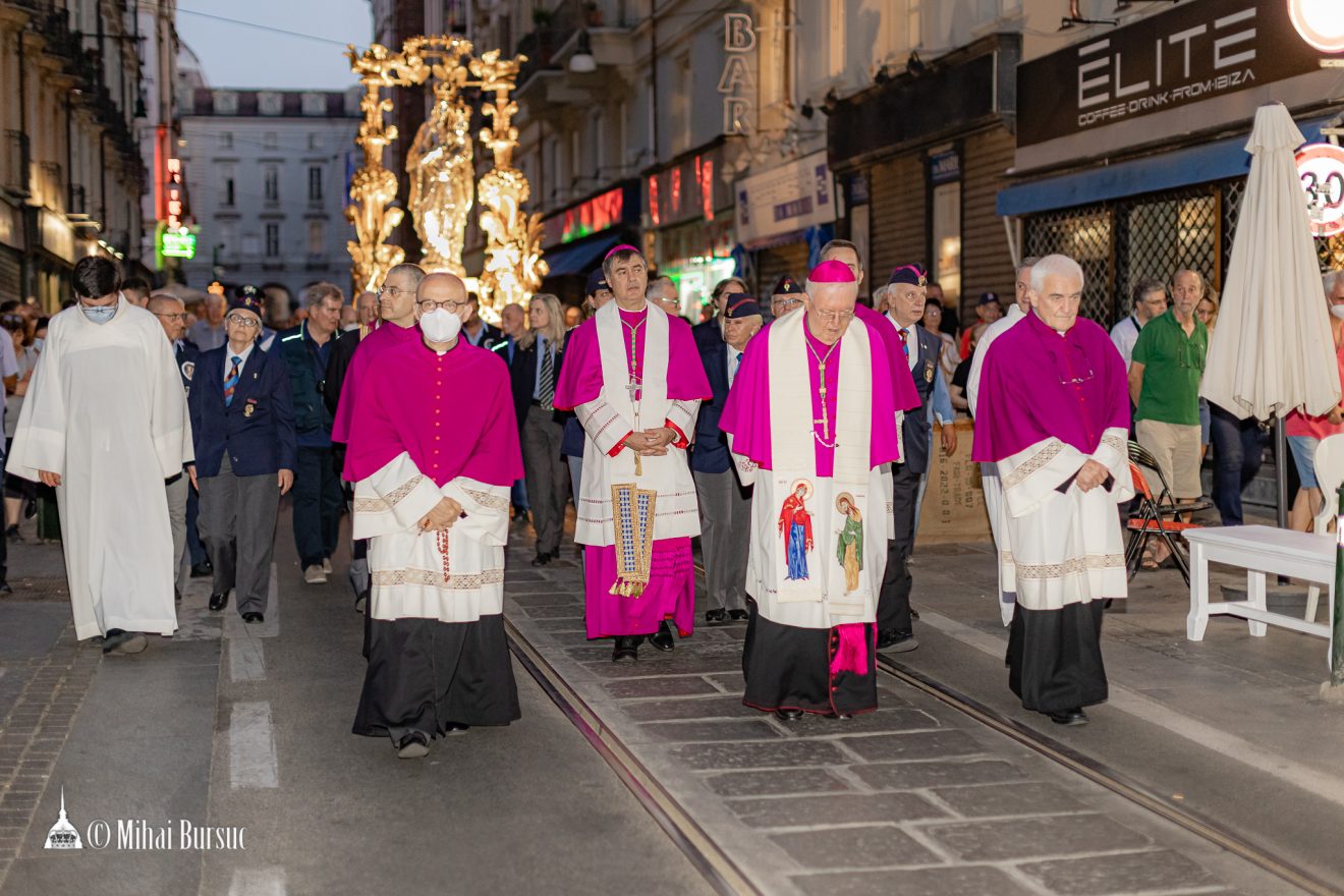 Mons. Repole guida la processione serale per la festa della Consolata - Torino, 20 giugno 2022 (foto: Bursuc)