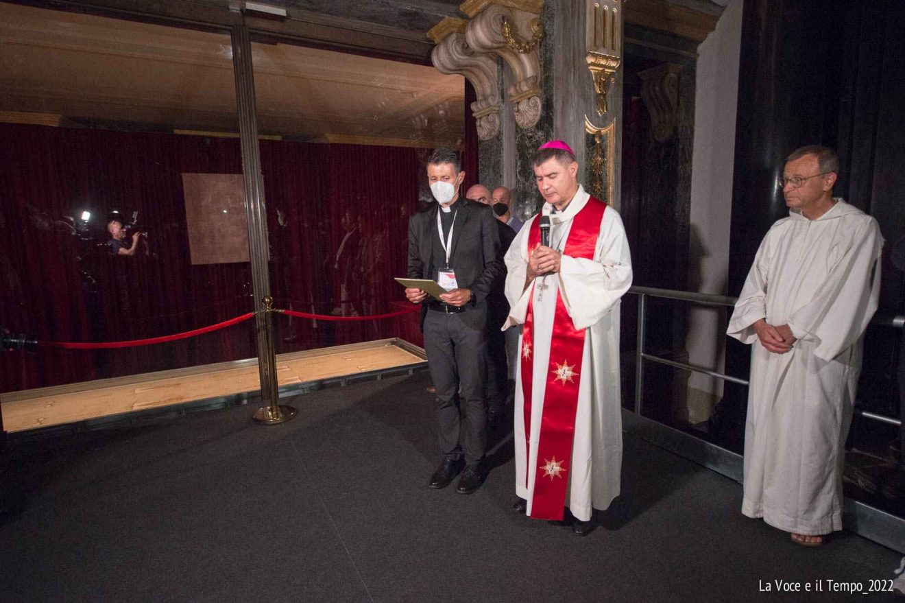 Mons. Repole davanti alla teca della Sindone in occasione della contemplazione straordinaria per i giovani, Torino 9 luglio 2022 (foto: Bussio)