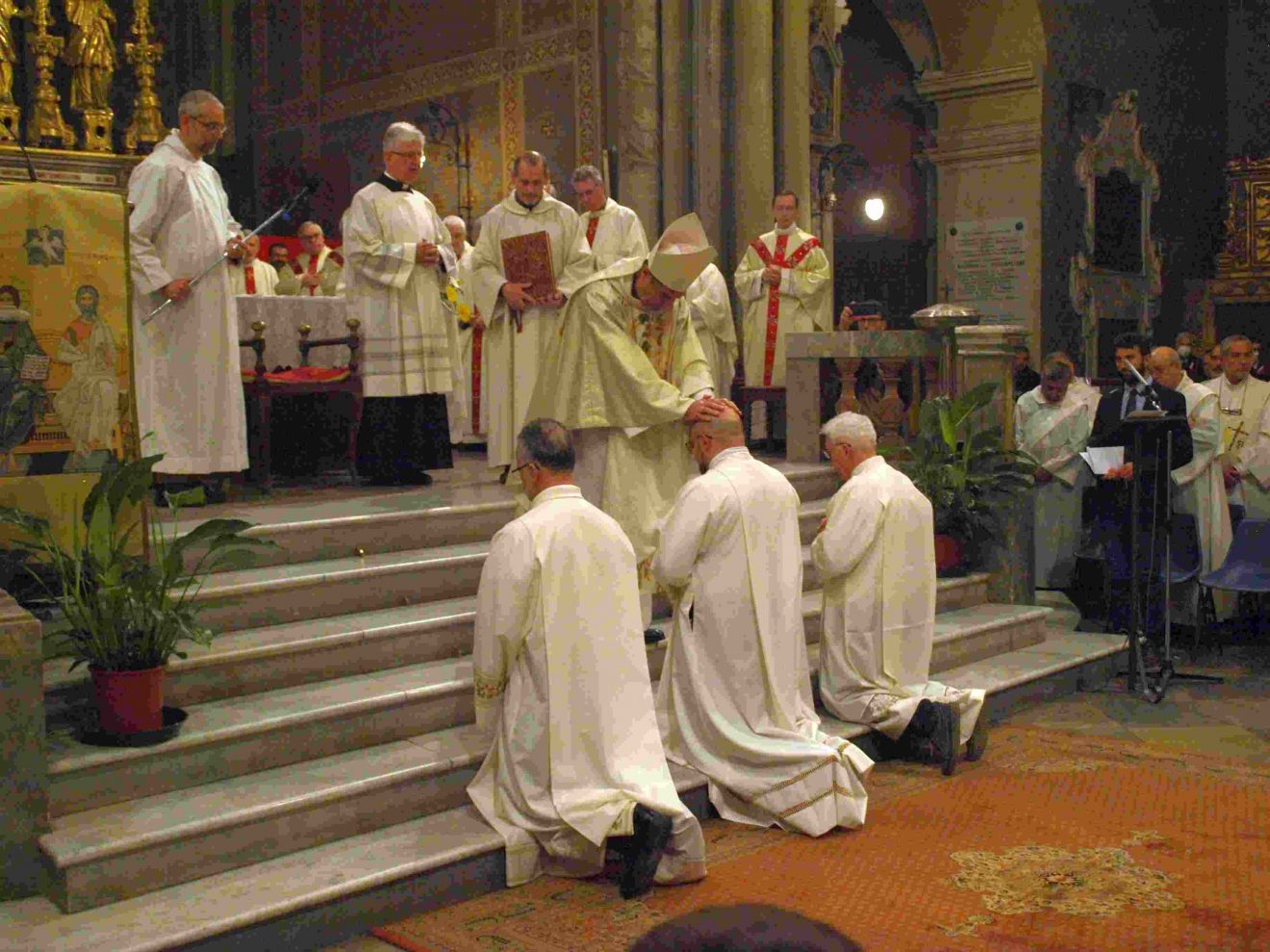 Mons. Repole ordina tre nuovi diaconi permanenti nella Giornata mondiale della Povertà, Susa 13 novembre 2022 (foto: Miranti)