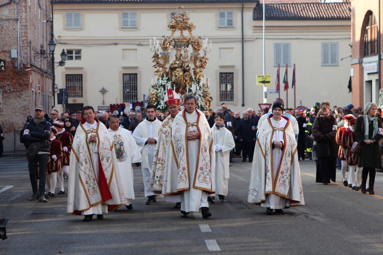 Mons. Repole celebra Messa e guida processione per la festa dell'Immacolata Concezione a Carmagnola, 8 dicembre 2022