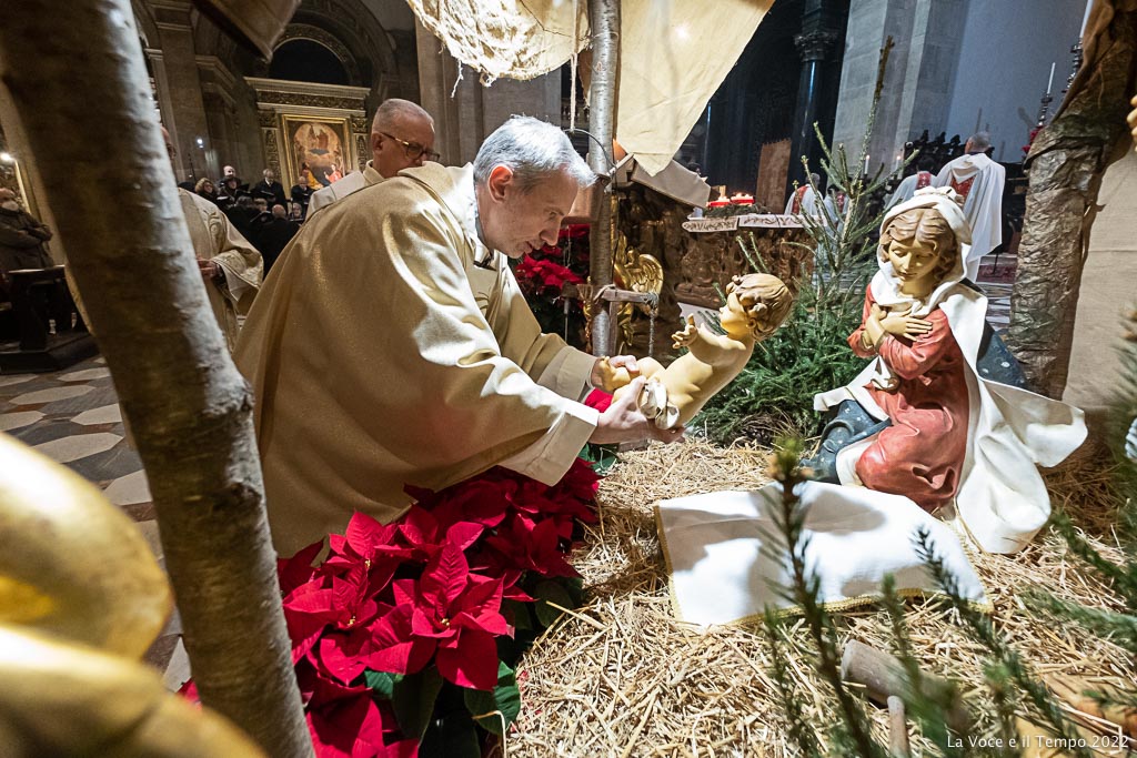 Mons. Giraudo celebra la Messa della Veglia di Natale in Cattedrale a Torino, 24 dicembre 2022 (foto: Bussio)