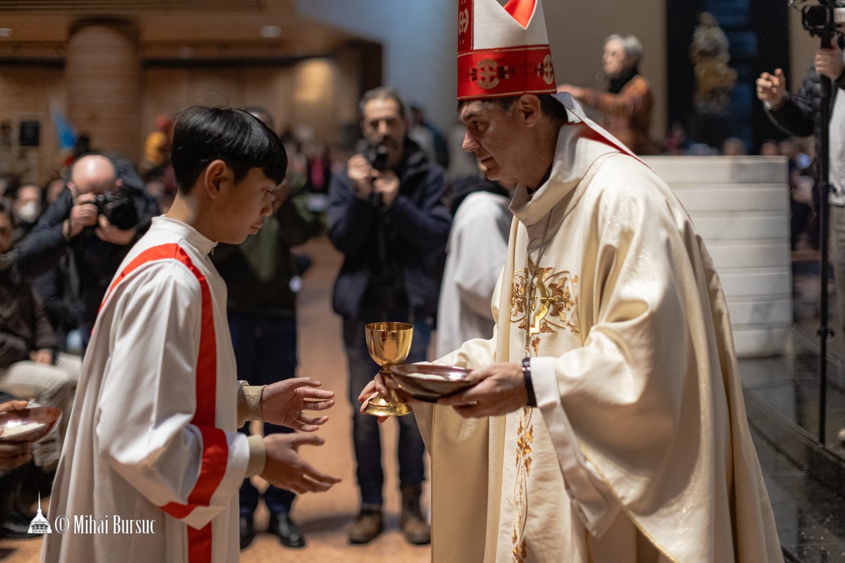Mons. Repole celebra la Messa dell'Epifania e per la Festa dei Popoli al S. Volto, Torino 6 gennaio 2023 (foto: Bursuc)/2