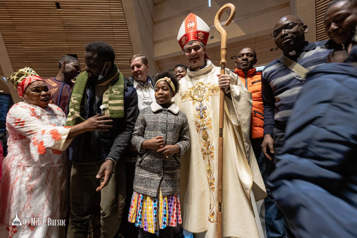 Mons. Repole celebra la Messa dell'Epifania e per la Festa dei Popoli al S. Volto, Torino 6 gennaio 2023 (foto: Bursuc)/1