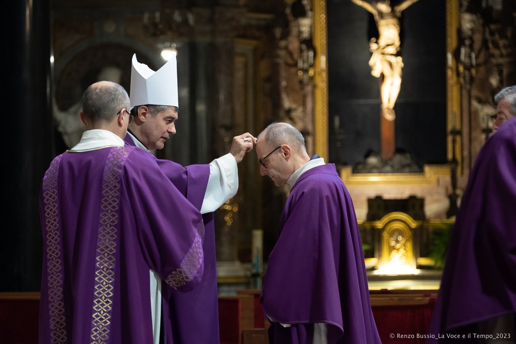 Mons. Repole presiede il Rito delle Ceneri in Cattedrale a Torino, 22 febbraio 2023 (foto: Bussio)