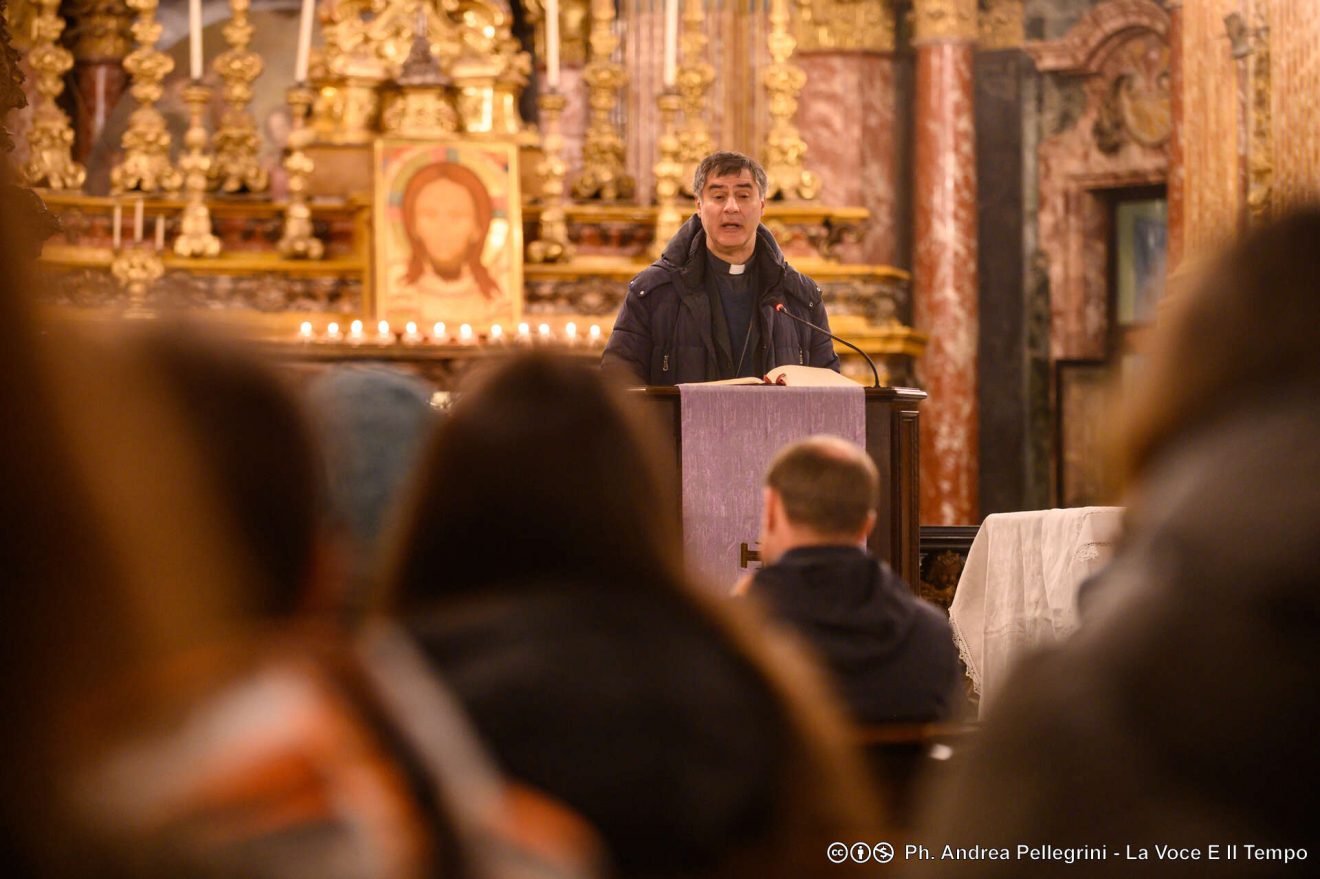 L’arcivescovo in preghiera con la Comunità di Sant’Egidio, Torino 8 marzo 2023 (foto: Pellegrini)